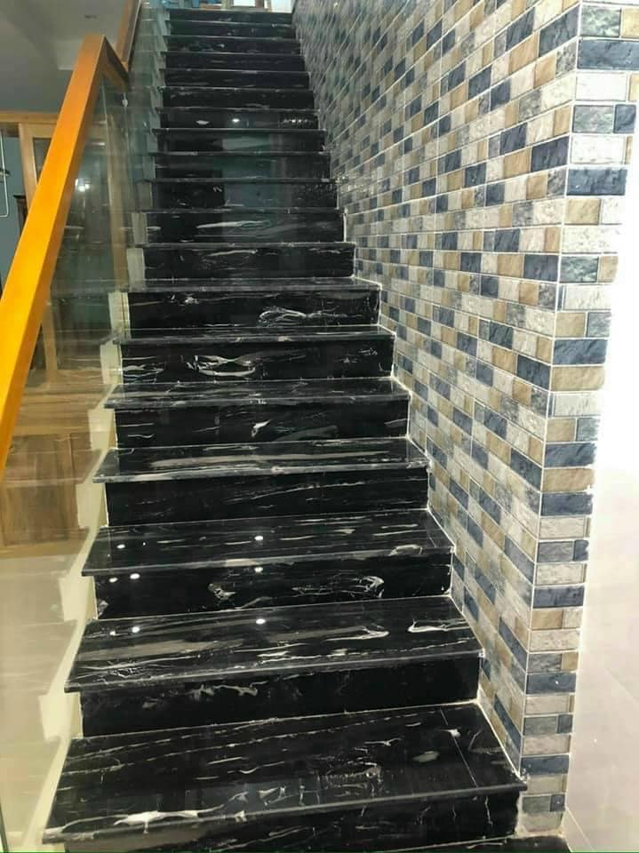 Cầu thang ốp đá màu đen